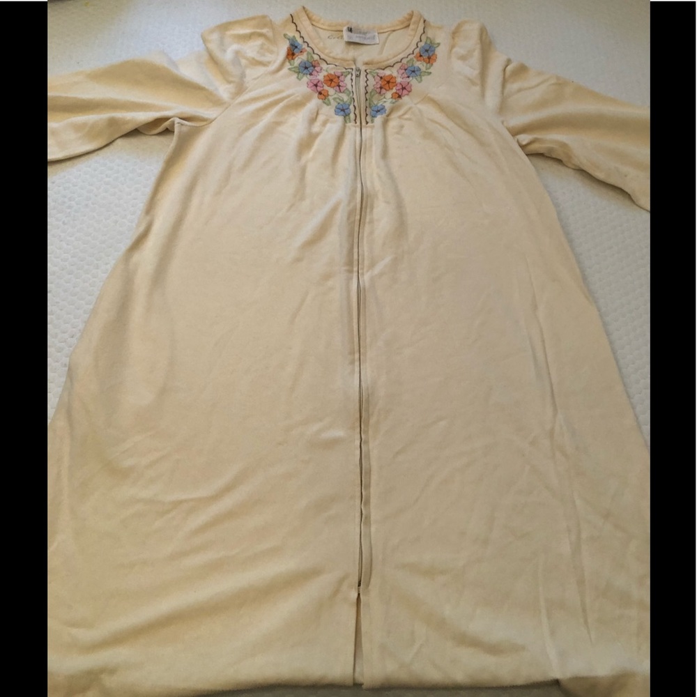 Vintage Gossard artemis night robe.  Zipper.